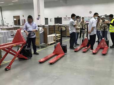 電動高升程搬運車交付使用，感謝廠家羅總親自跟客戶講解操作方法！